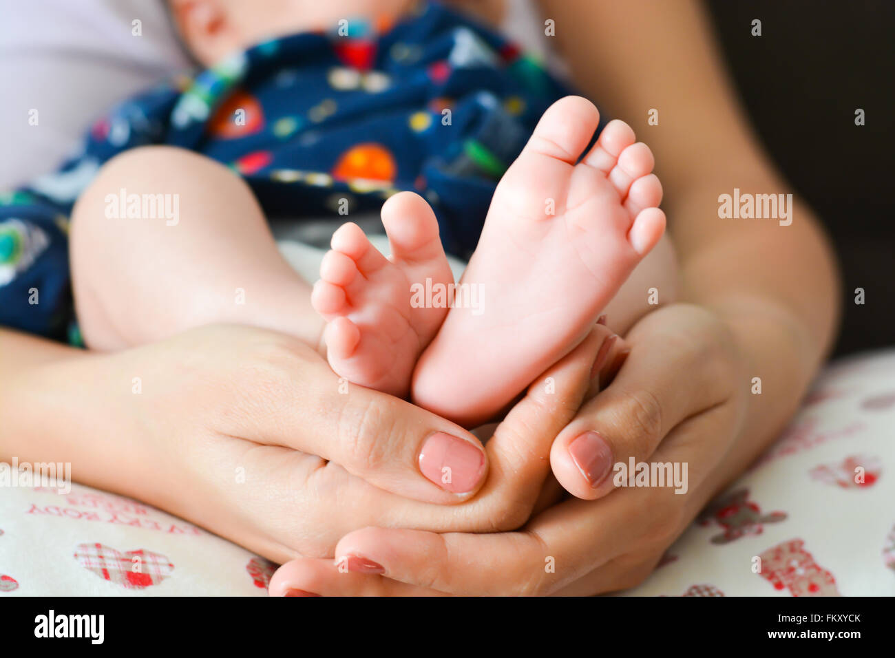 Mother holding baby ses paumes Banque D'Images