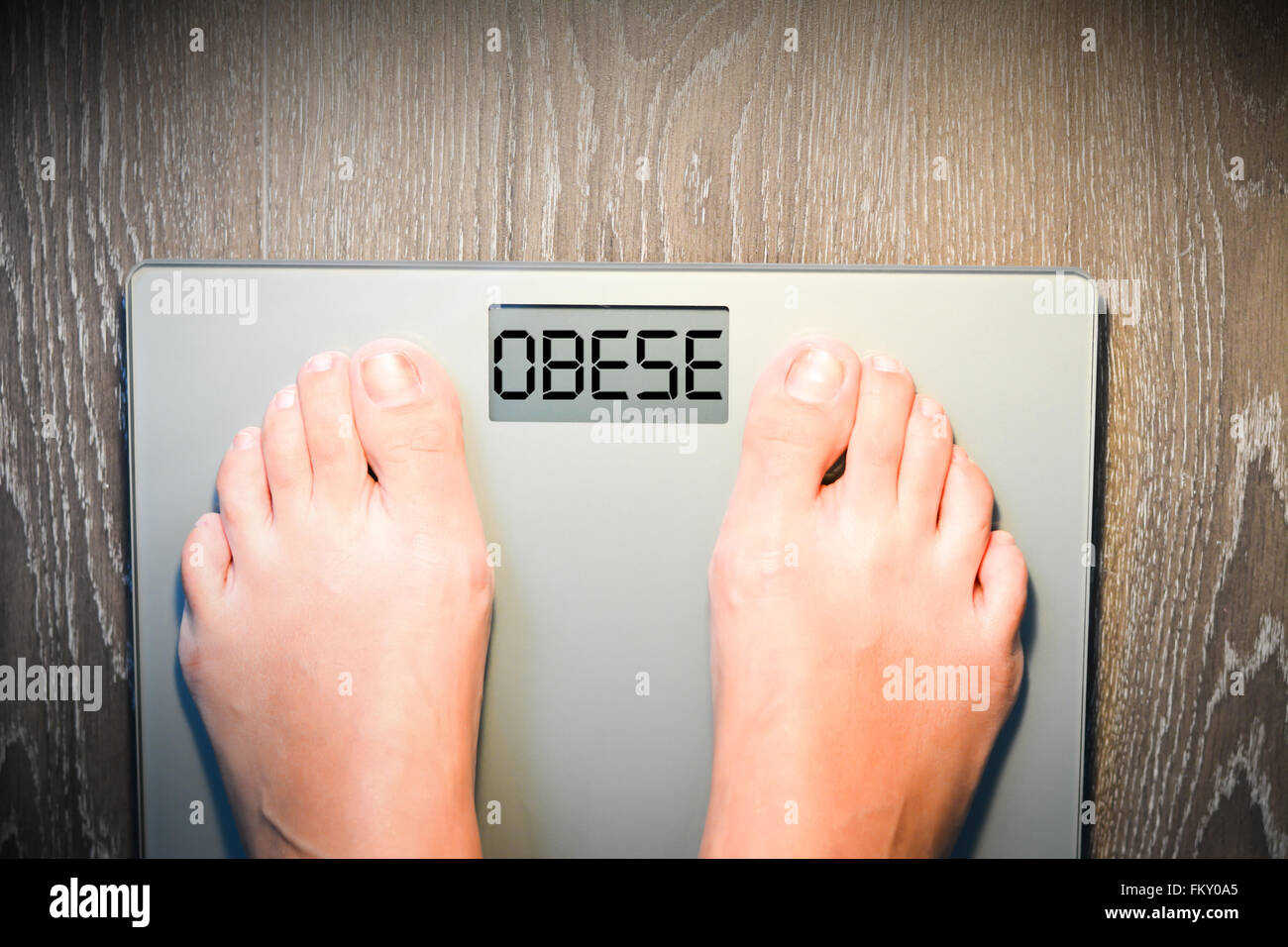 Perdre du poids concept avec personne sur une échelle mesurant le kilogrammes Banque D'Images