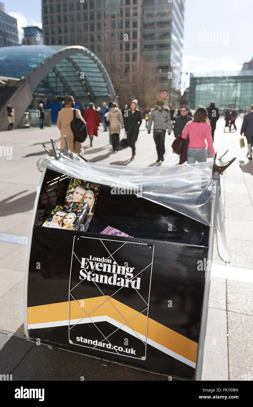 L'Evening Standard de journaux d'utilisation, Canary Wharf, London UK Banque D'Images