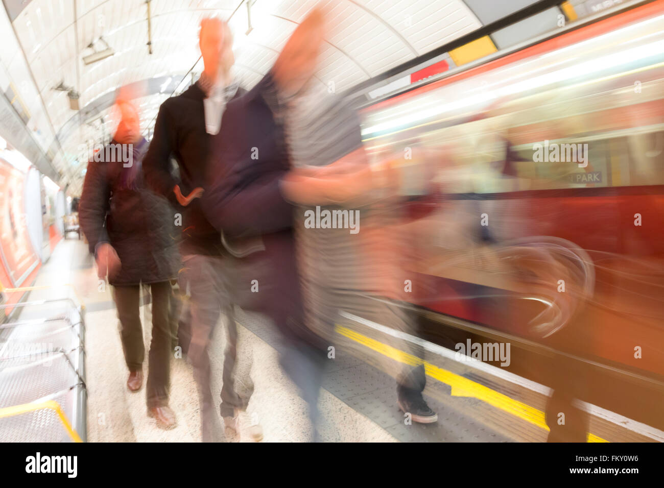 La station de métro de Londres les passagers sur la plate-forme, flou de mouvement, la station de métro Green Park, London UK Banque D'Images