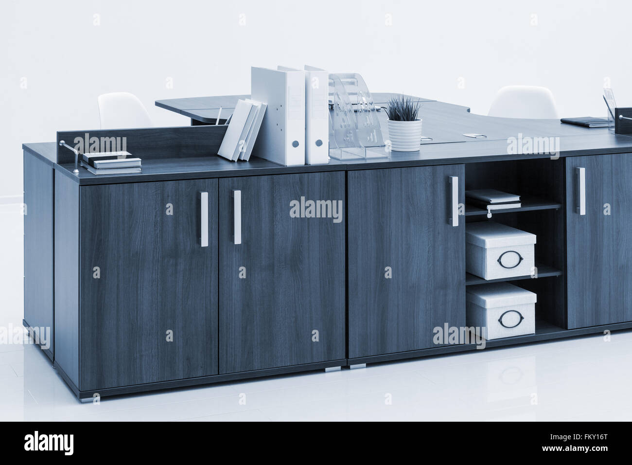 Office 24 et un dossier sur un mur blanc Banque D'Images