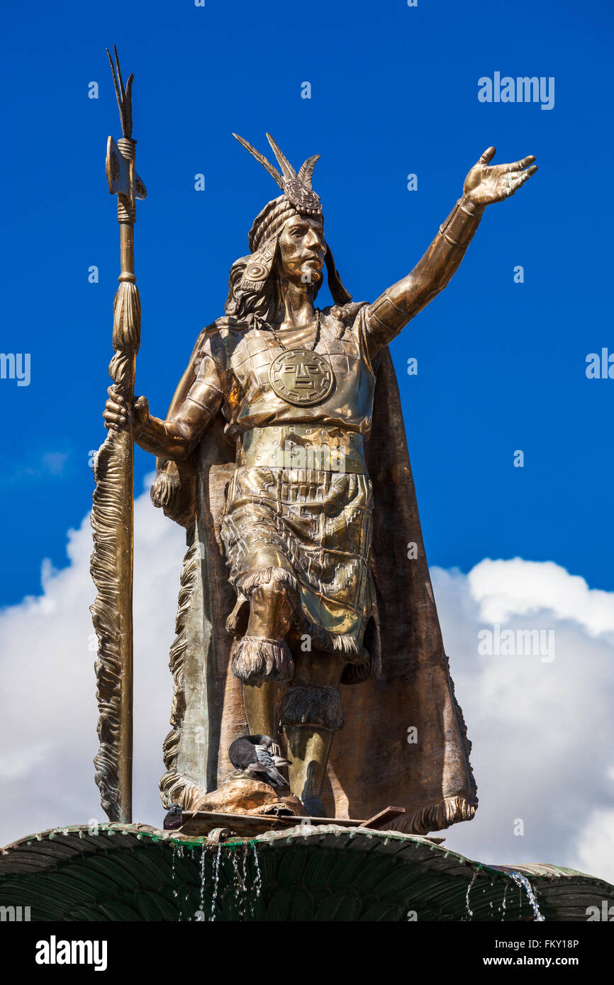 Statue de l'Inca Pachacutec lors d'une journée ensoleillée Banque D'Images