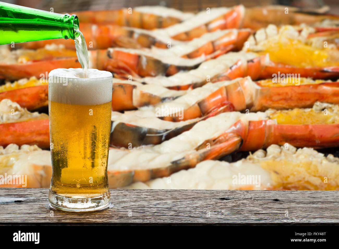 Déguster une bière avec des crevettes géantes grillées barbecue de fruits de mer. Banque D'Images
