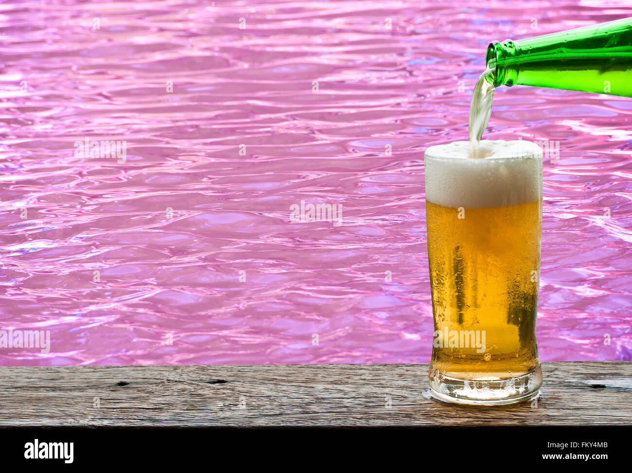 La Bière avec de l'eau violet sur fond d'ondulation. Banque D'Images