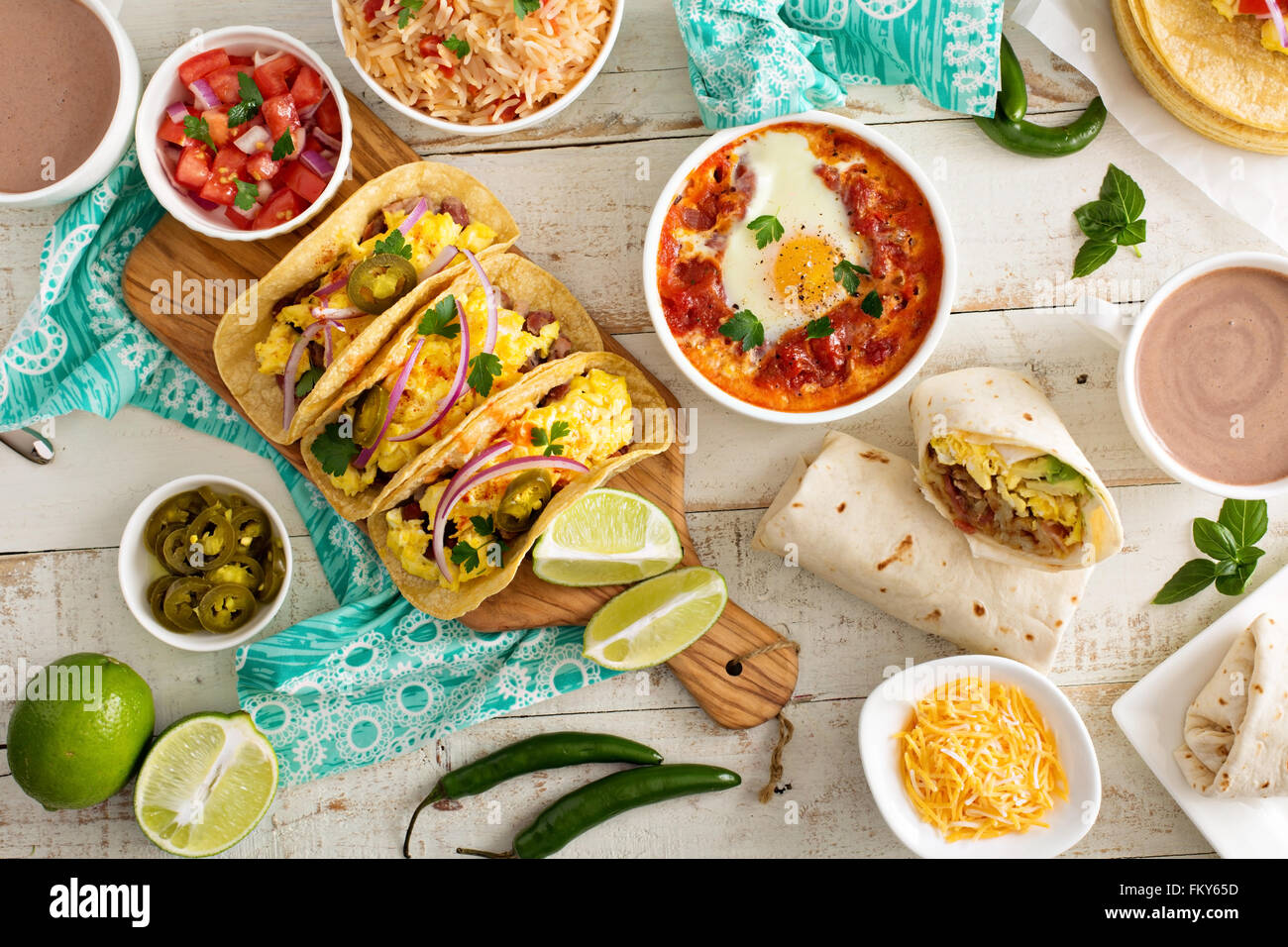 Variété de plats de la cuisine mexicaine sur une table Banque D'Images