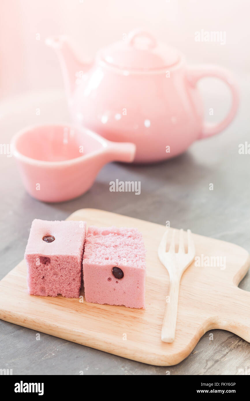 Gâteau cuit sur plaque de bois, stock photo Banque D'Images