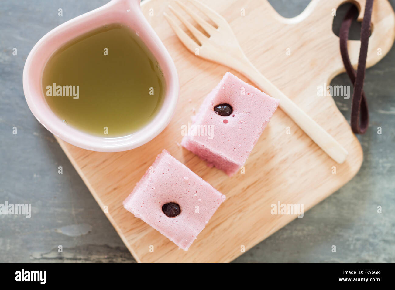 Gâteau cuit sur plaque de bois, stock photo Banque D'Images