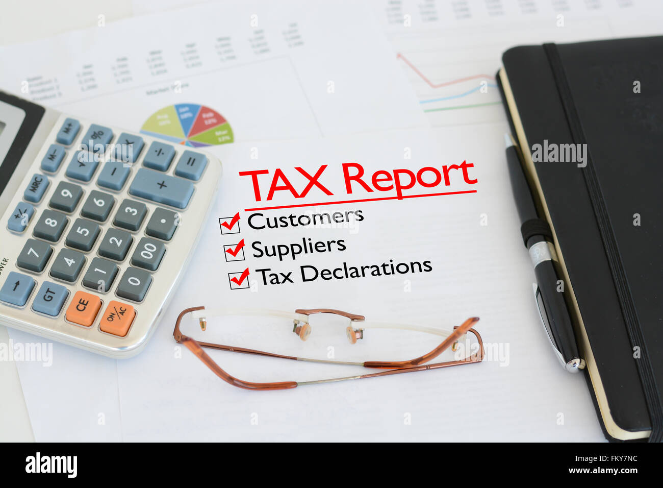 Rapport d'impôt sur un bureau avec des mesures contre les clients, les fournisseurs et les déclarations fiscales Banque D'Images
