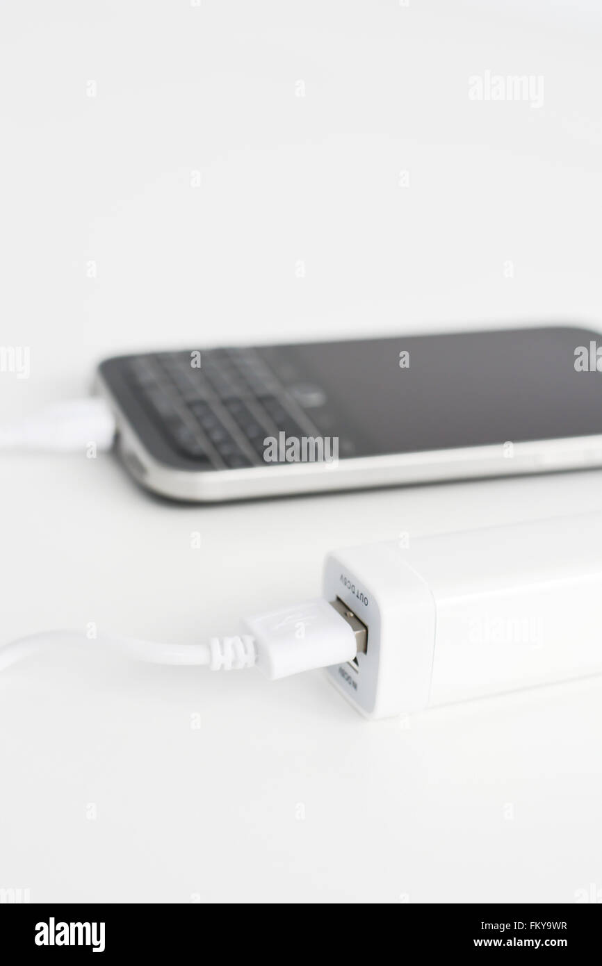 Recharge batterie portable téléphone mobile un smartphone Banque D'Images