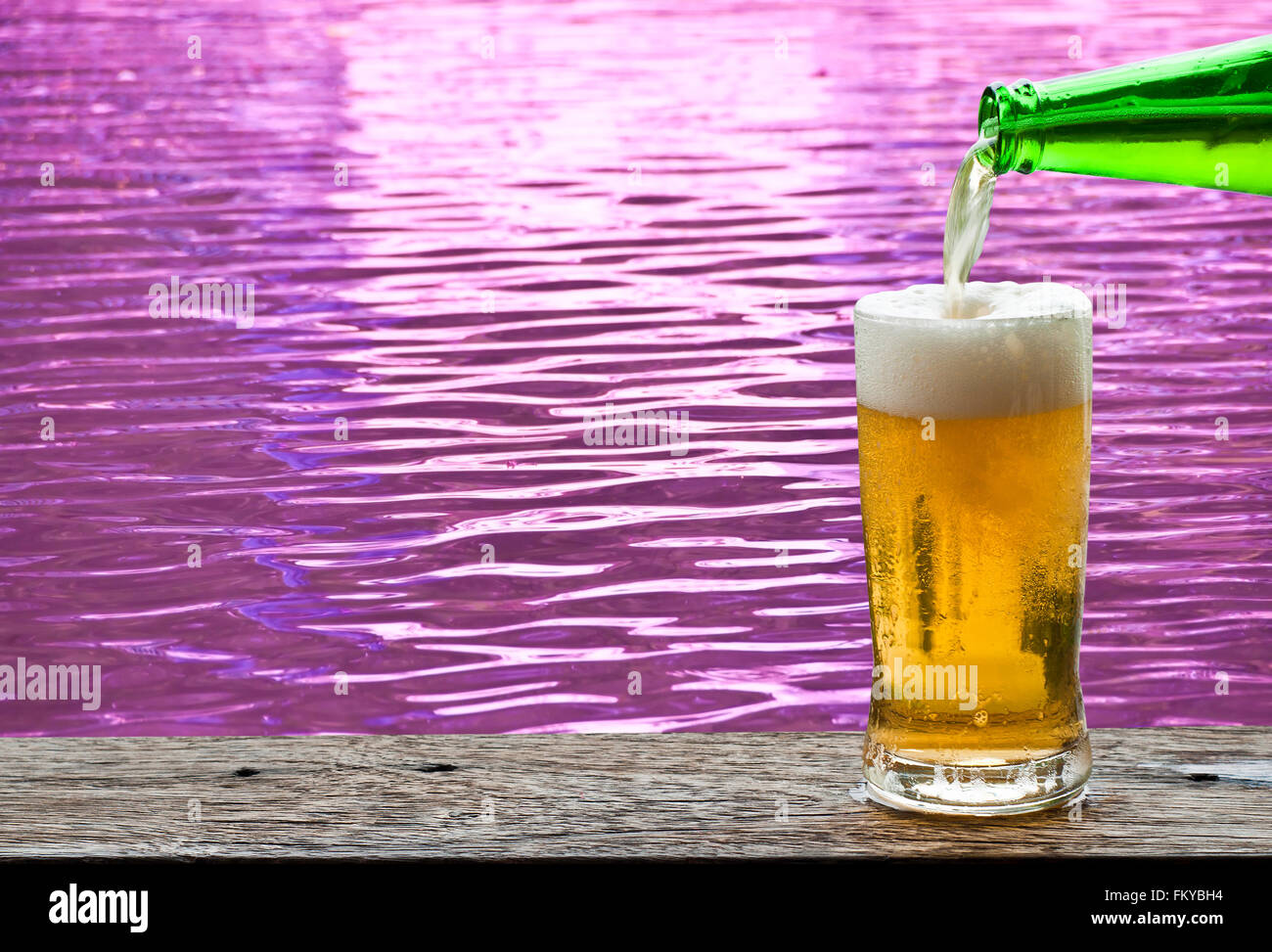 La Bière avec de l'eau violet sur fond d'ondulation. Banque D'Images