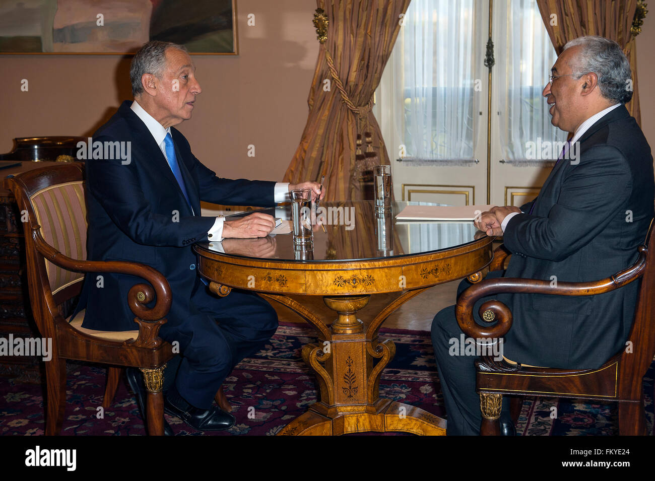 Lisbonne, Portugal. 10 mars, 2016. Le Président portugais Marcelo Rebelo de Sousa reçoit en audience la première fois que le premier ministre António Costa à Belém Palais.(De gauche à droite) Marcelo Rebelo de Sousa et António Costa. Lisbonne, Portugal, le 10 mars 2016. Credit : Gonçalo Silva/Alamy Live News Banque D'Images