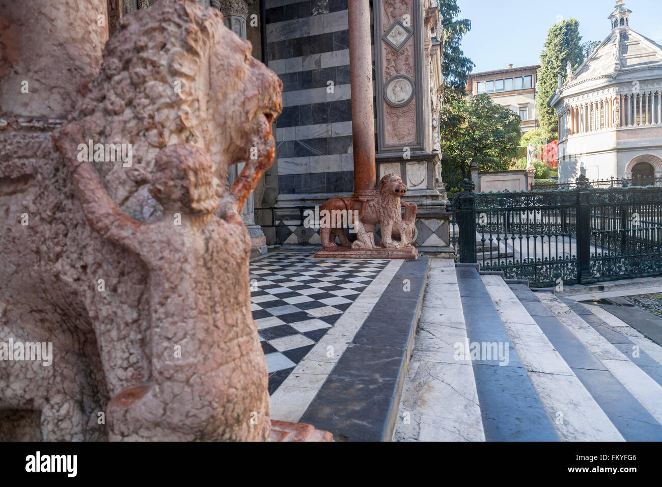 Porta de Leoni Rossi de Basilica di Santa Maria Maggiore, à l'arrière-plan, Battisterio, Città Alta, Bergame, Lombardie, Italie. Banque D'Images