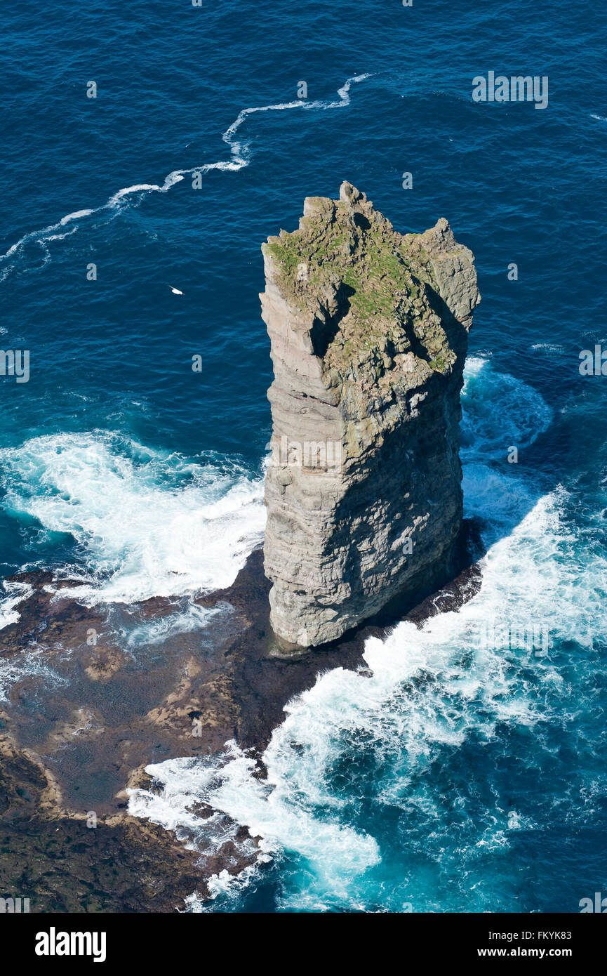 Vue sur la mer avec Risin Pinnacle, à Eiði Eiðiskollur, Eysturoy, Atlantique, îles Féroé, Føroyar, Danemark Banque D'Images