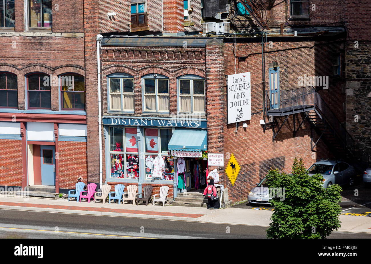 Chaises adirondack colorés à l'extérieur des eaux lointaines à Saint John, au Nouveau-Brunswick Banque D'Images