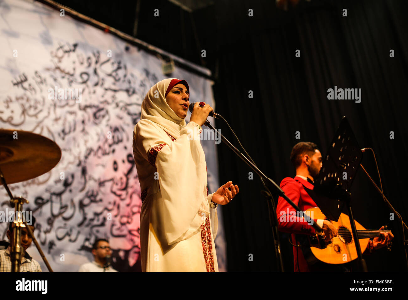 Gaza, la Palestine. 10 Mar, 2016. Les membres palestiniens de l'Dawaween music band, jouer des chansons oriental traditionnel pendant un héritage musical les concerts dans la ville de Gaza. © Nidal Alwaheidi/Pacific Press/Alamy Live News Banque D'Images