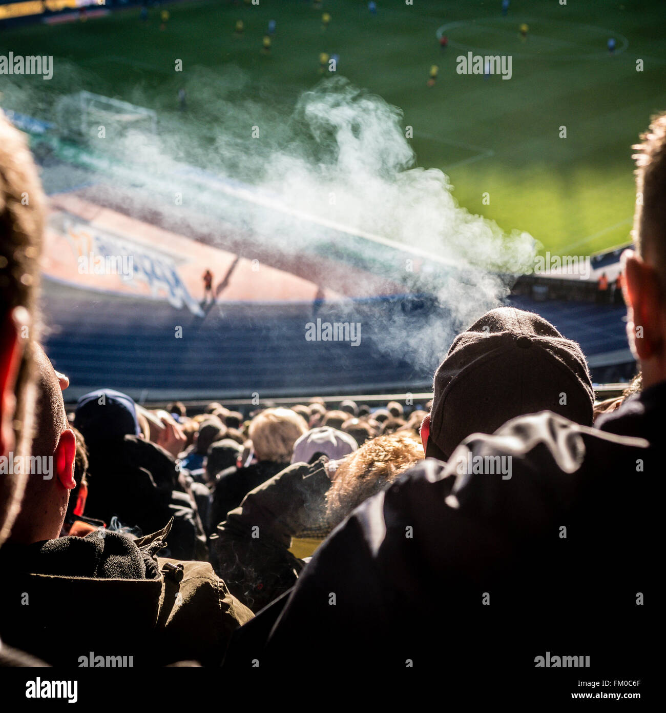 Les fans de football, fumer à l'intérieur de l'Olympiastadion Berlin, Allemagne - DEC 2016 Banque D'Images