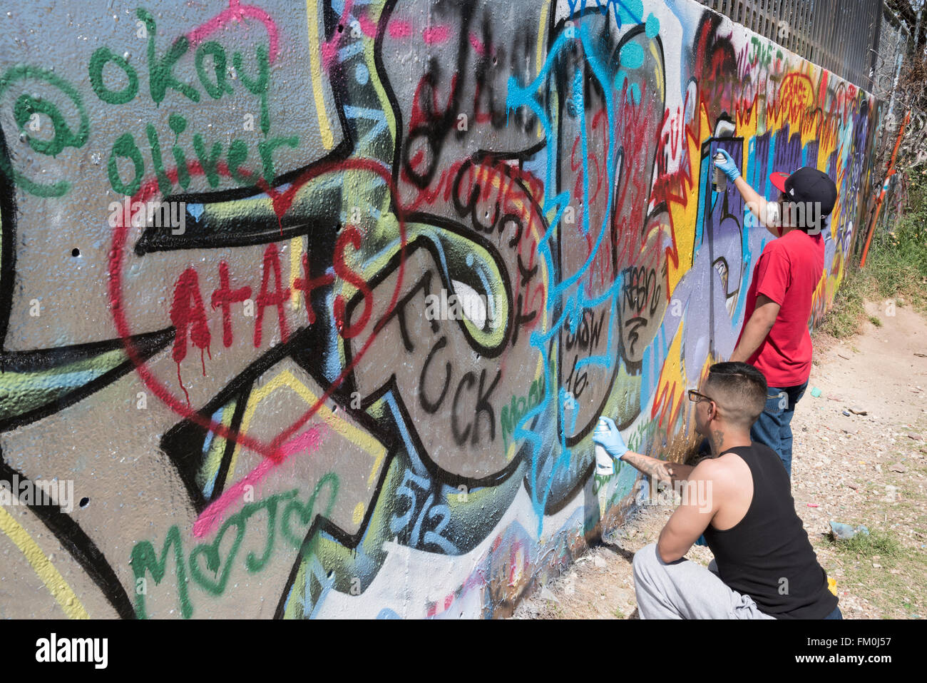 Deux artistes Graffiti graffiti à Austin, Austin, Texas, États-Unis Banque D'Images