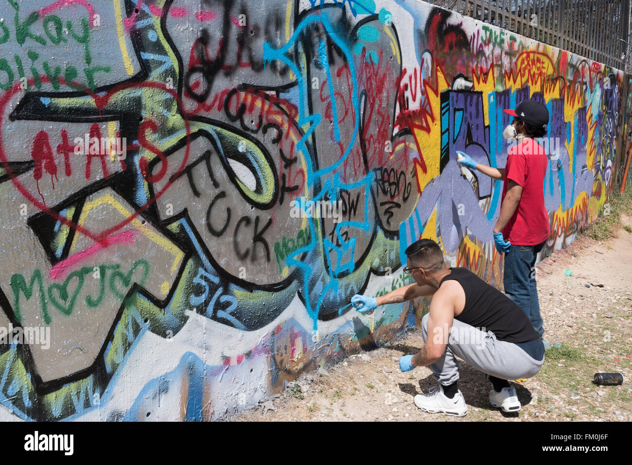 Deux artistes Graffiti graffiti à Austin, Austin, Texas, États-Unis Banque D'Images