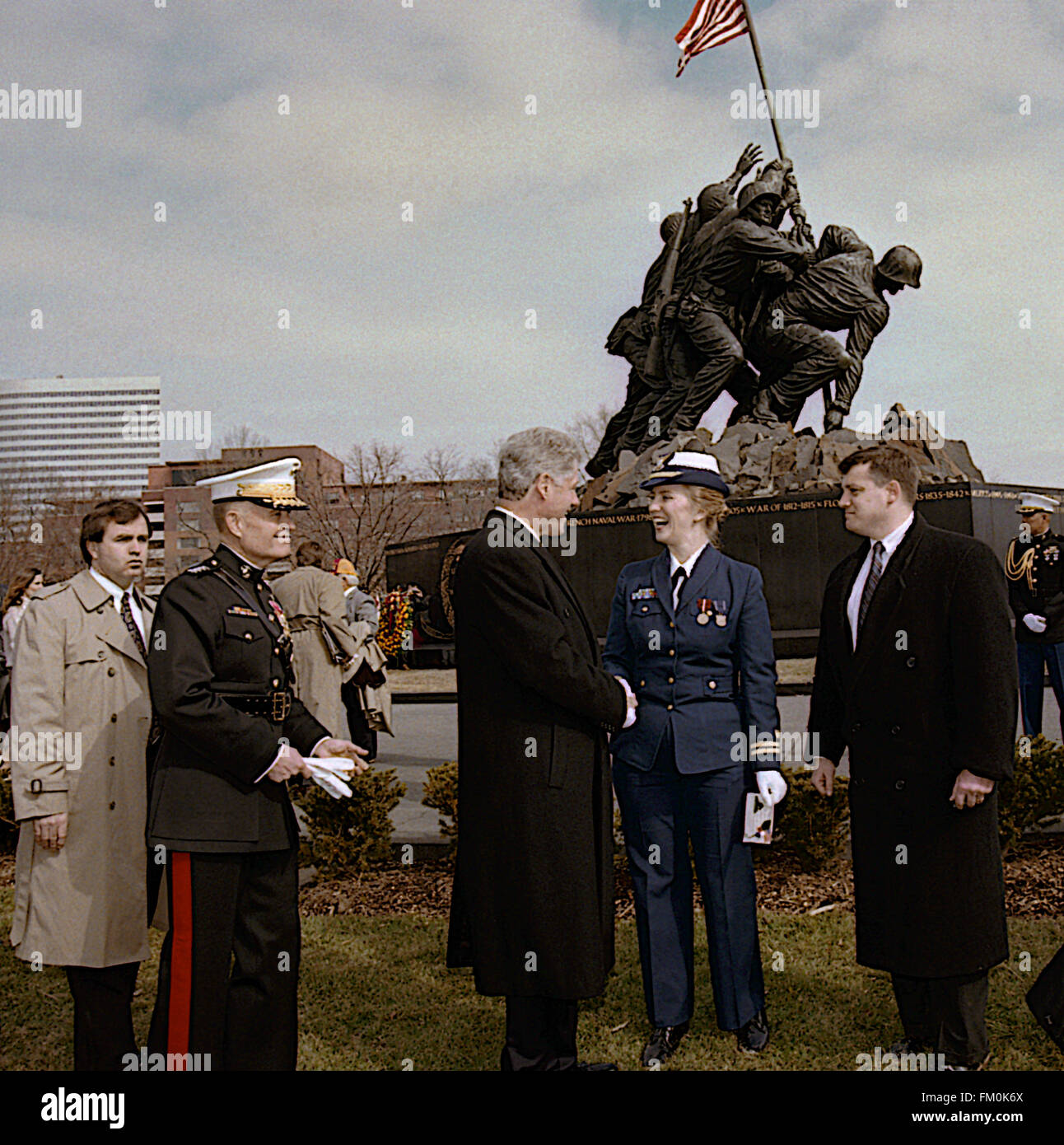 Arlington, Virginia, USA, 19 février 1995, le président William Jefferson Clinton accompagné du général Carl E. Mundy, Commandant du Corps des Marines des États-Unis accueille certains officiers militaires après avoir assisté au 50e anniversaire du mémoire de la bataille d'Iwo Jima . Credit : Mark Reinstein Banque D'Images