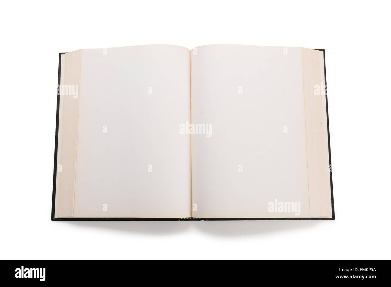 Pages blanches dans un livre relié isolé sur un fond blanc. Banque D'Images