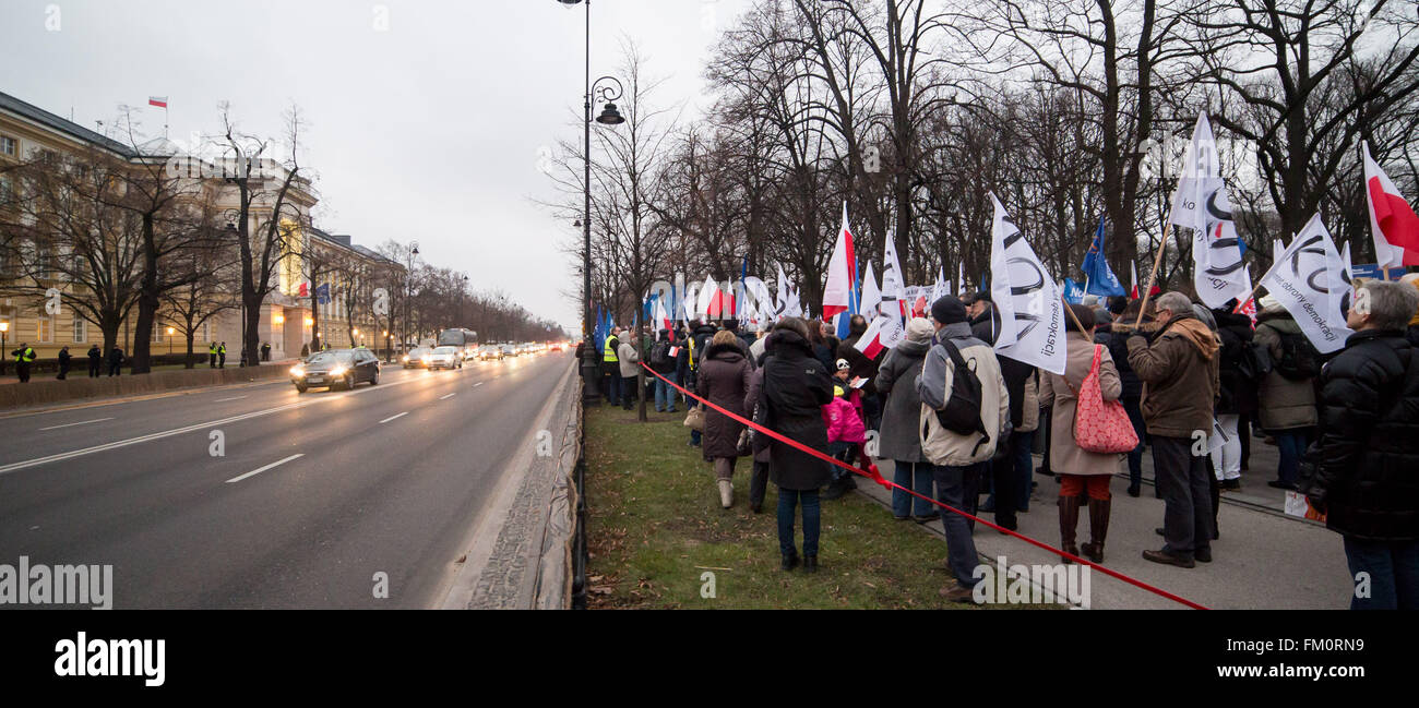 Varsovie, Pologne. 10 mars, 2016. Les gens prennent part à une manifestation organisée par Polish Razem Parti et Comité polonais pour la défense de la démocratie (KOD) appelant le Premier ministre polonais Beata Szydlo de publier le verdict du tribunal constitutionnel, au Bureau du Premier Ministre le 10 mars 2016 à Varsovie, Pologne. Credit : MW/Alamy Live News Banque D'Images