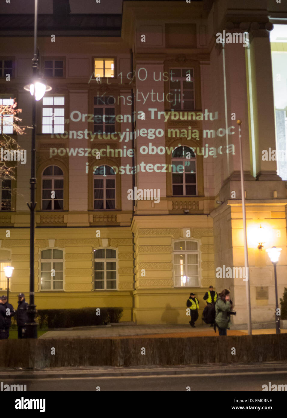 Varsovie, Pologne. 10 mars, 2016. Parties de verdict de la Cour constitutionnelle contre la nouvelle loi est vu affiché sur le mur d'un bâtiment public comme personnes participent à la manifestation anti-gouvernementale organisée par Polish Razem Parti et Comité polonais pour la défense de la démocratie, appelant le Premier ministre polonais Beata Szydlo de publier le verdict du tribunal constitutionnel, au Bureau du Premier Ministre le 10 mars 2016 à Varsovie, Pologne. Credit : MW/Alamy Live News Banque D'Images