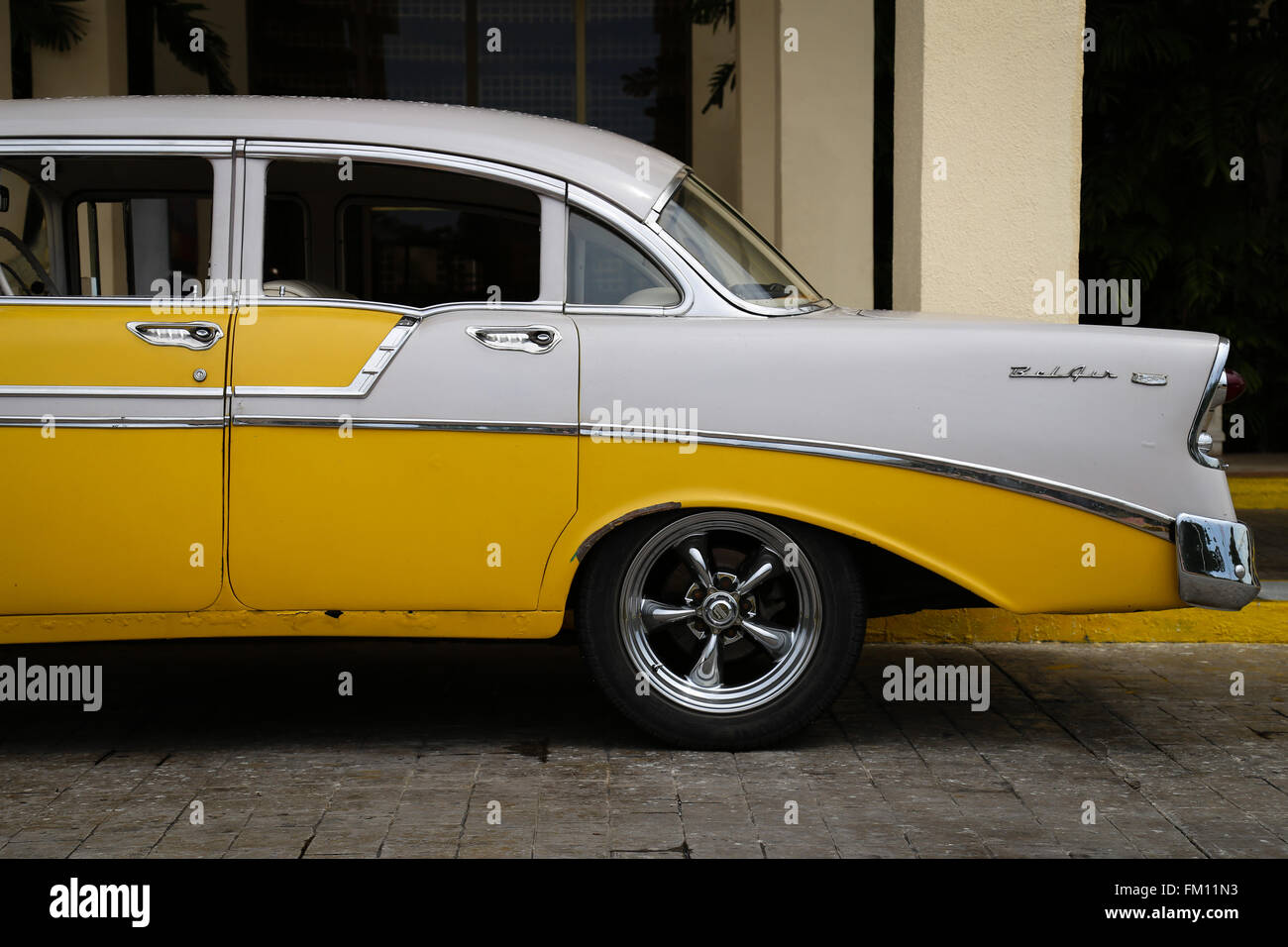 La moitié arrière d'une voiture classique cubain jaune Banque D'Images