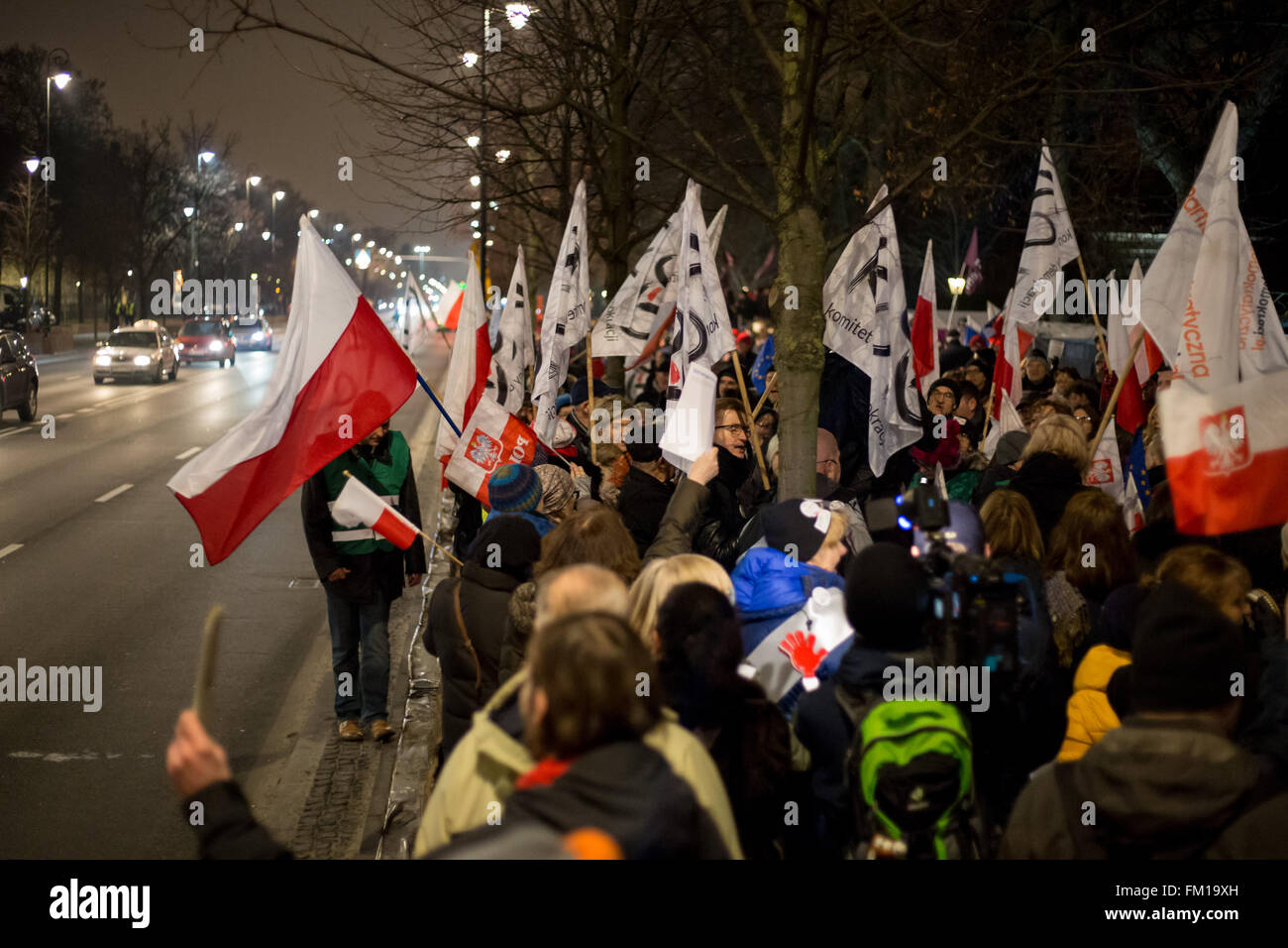 Varsovie, Pologne. 10 Mar, 2016. Les gens prennent part à une manifestation organisée par Polish Razem Parti et Comité polonais pour la défense de la démocratie (KOD) appelant le Premier ministre polonais Beata Szydlo de publier le verdict du tribunal constitutionnel. © Mateusz Wlodarczyk/Pacific Press/Alamy Live News Banque D'Images