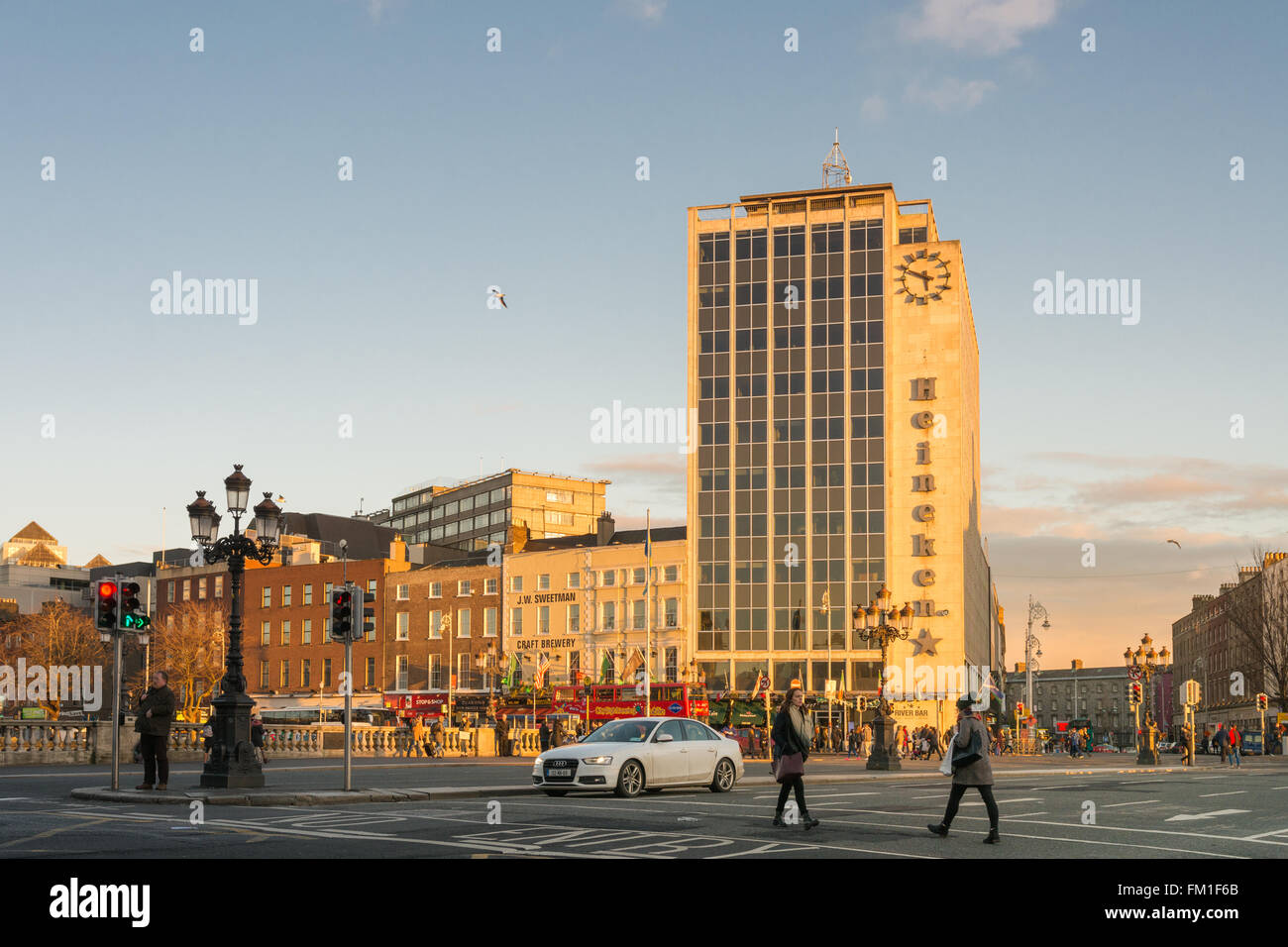 Publicité Heineken sur O'Connell Bridge House illuminée par le soleil du soir, à côté de O'Connell Bridge, Dublin, Irlande Banque D'Images