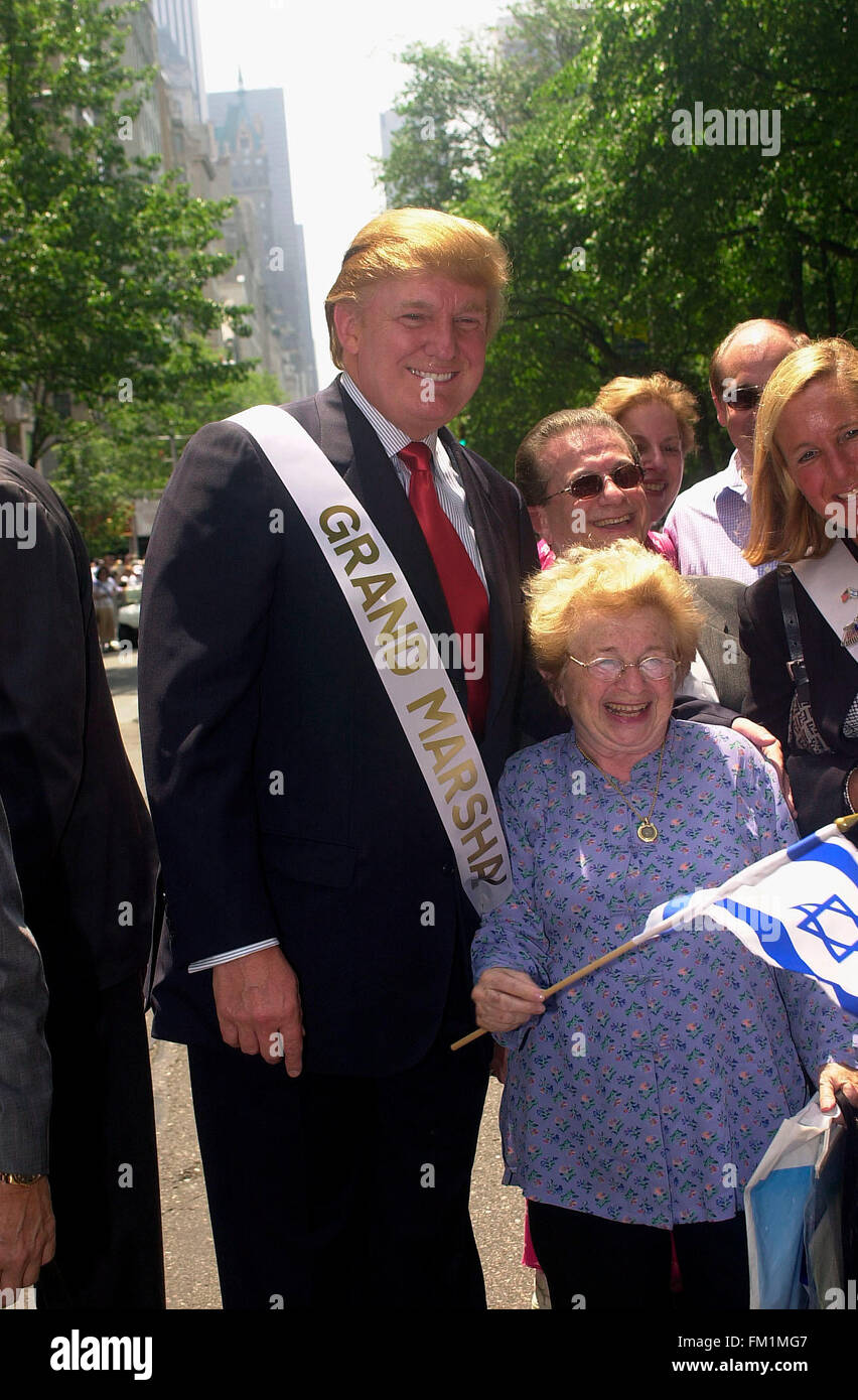 Magnat de l'immobilier Donald Trump (L) est rejoint par le Dr Ruth Westheimer (R) le 23 mai 2004 alors qu'il agit comme Grand maréchal à la 40e parade annuelle Salut à Israël sur la Cinquième Avenue. Cette année, le thème de la parade était en visite en Israël, un effort pour relancer l'économie chancelante du pays en raison de la poursuite du terrorisme palestinien. (© Richard B. Levine) Banque D'Images