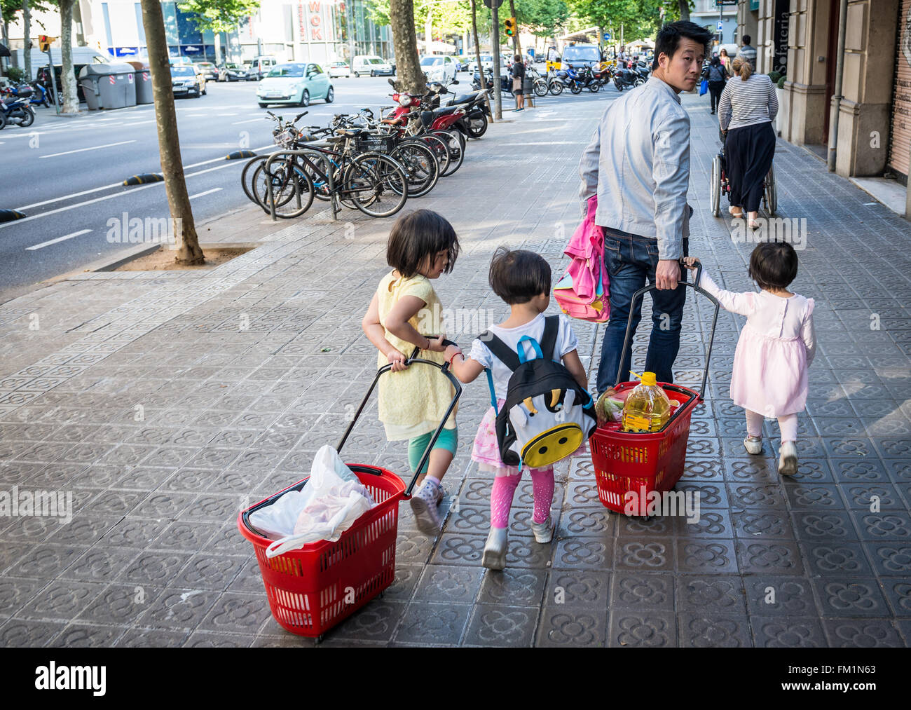 La famille asiatique dans la rue à Barcelone, Espagne Banque D'Images