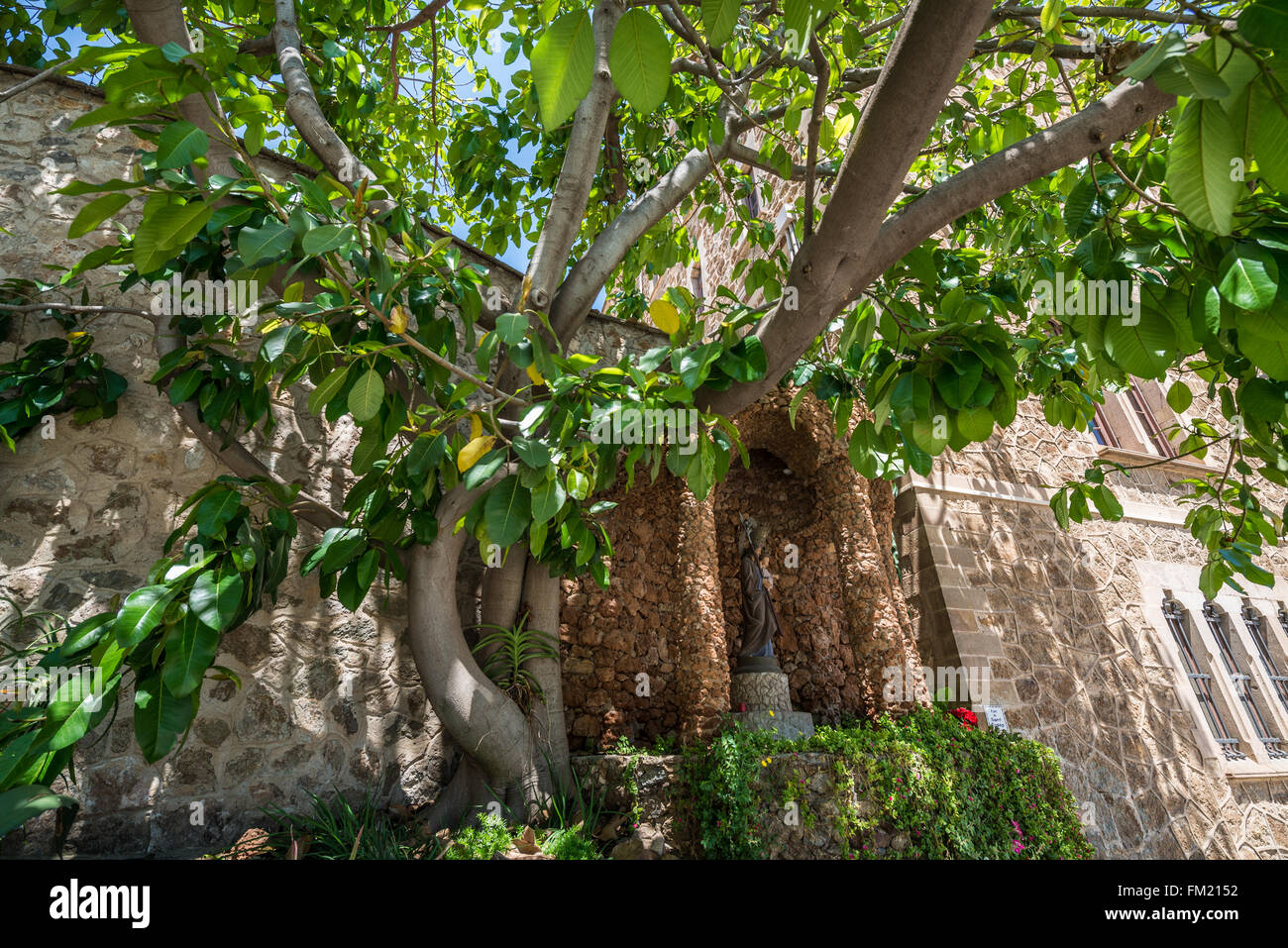 Petite fontaine à côté de Saint Joseph de l'église de montagne situé près de Parc Guell à Barcelone, Espagne Banque D'Images
