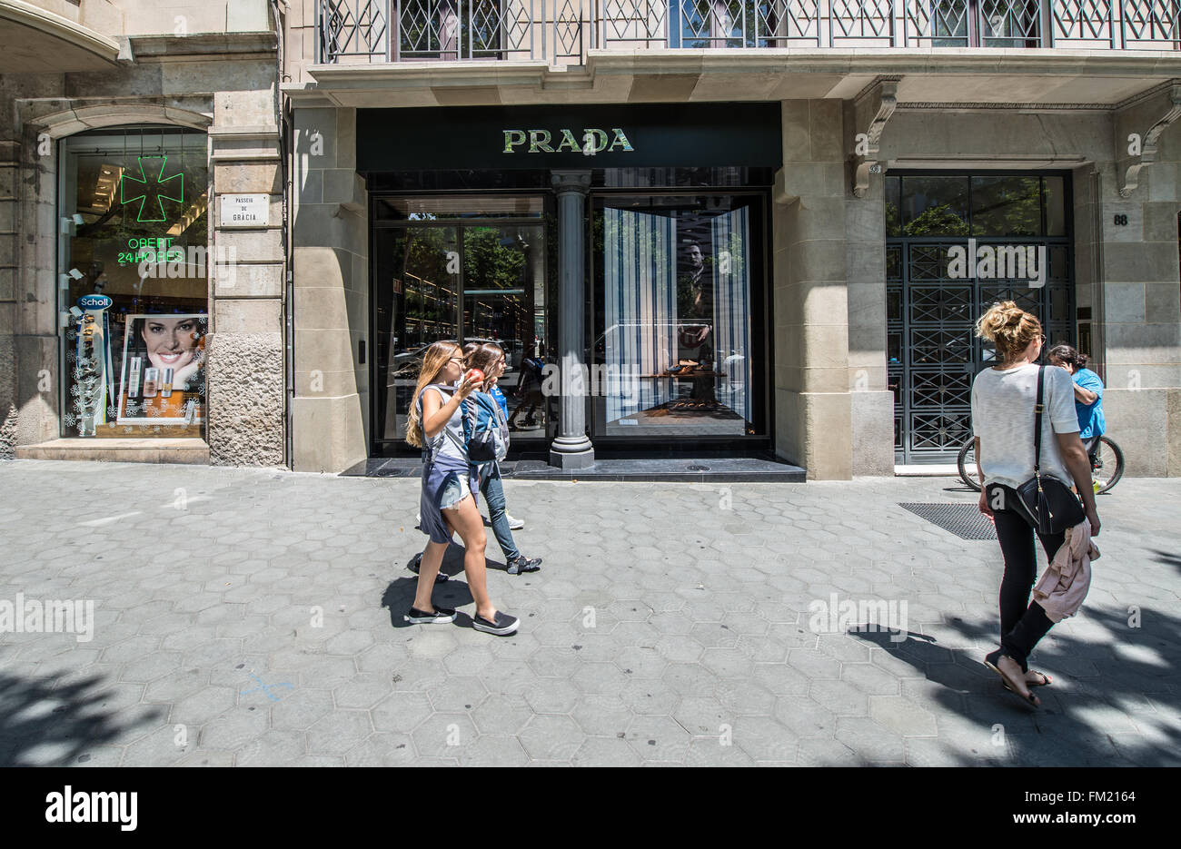 Magasin Prada à Passeig de Gracia, à Barcelone, Espagne Photo Stock - Alamy