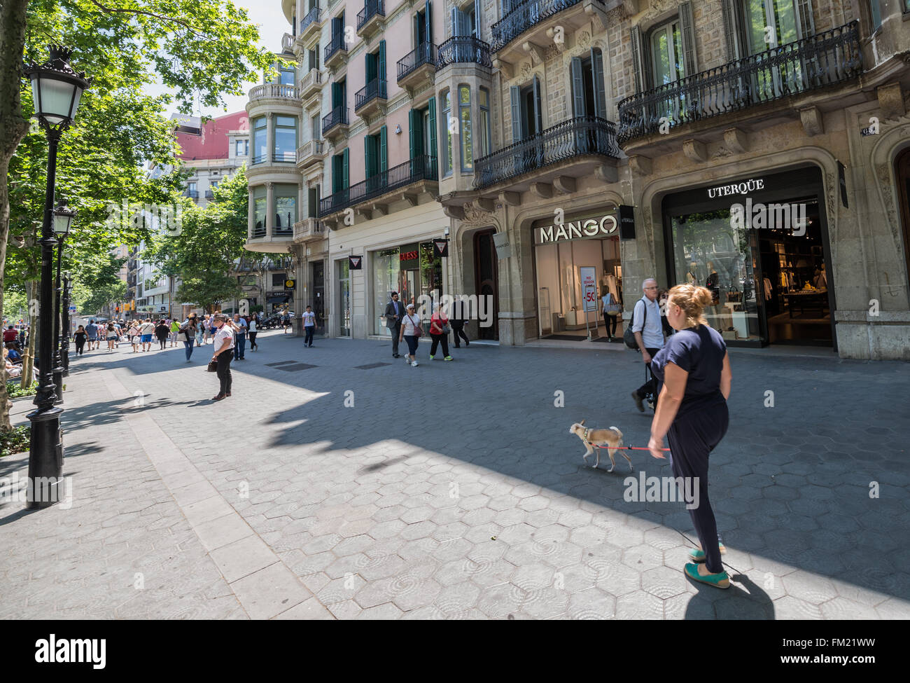 Deviner, mangue et Uterque magasins sur l'avenue Passeig de Gracia à Barcelone, Espagne Banque D'Images