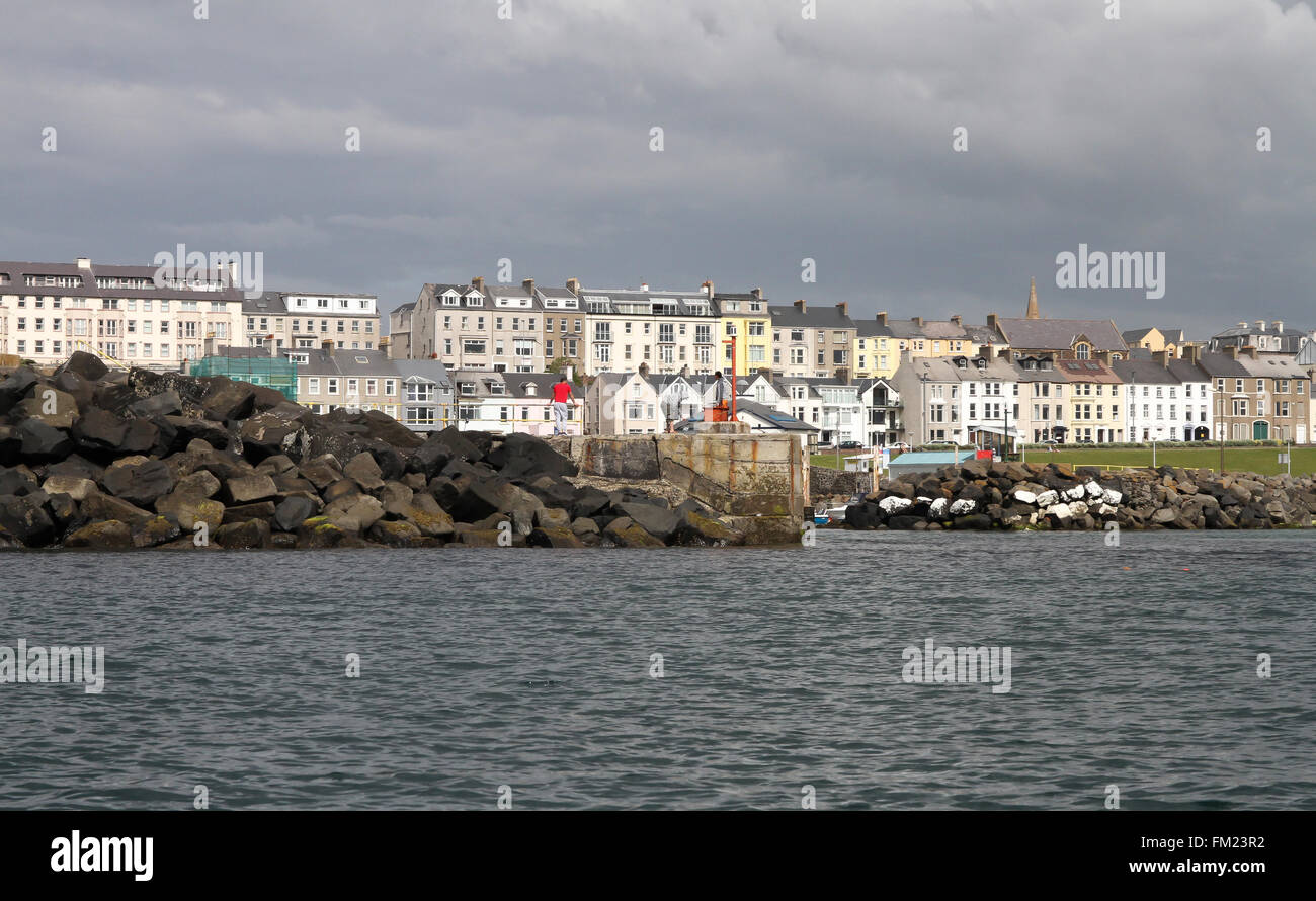 Entrée au port de Portrush avec maisons et guest-house dans la ville de Portrush en arrière-plan, dans le comté d'Antrim, en Irlande du Nord Banque D'Images