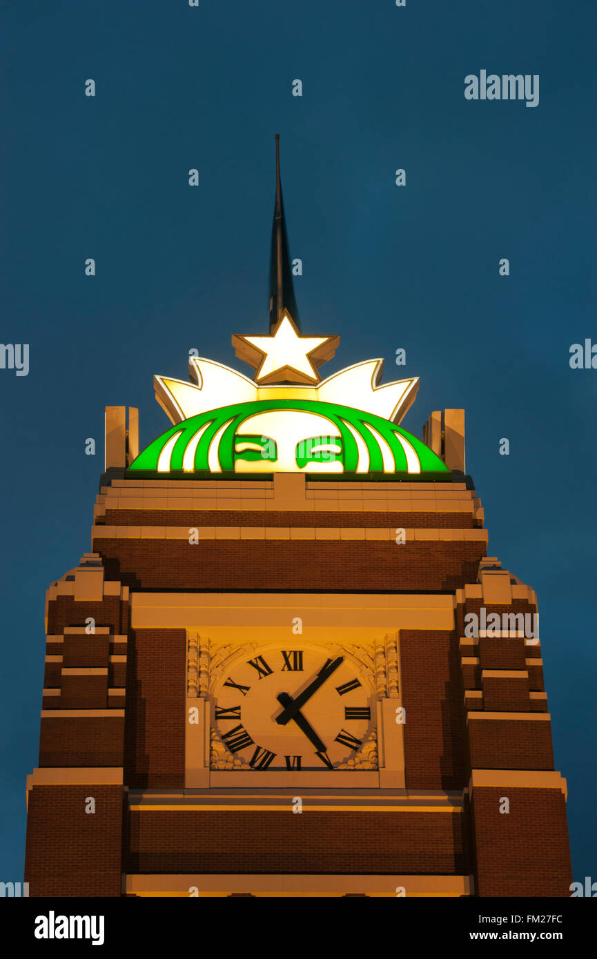 Logo de Starbucks au sommet de l'administration centrale, Seattle, Washington, dusk Banque D'Images