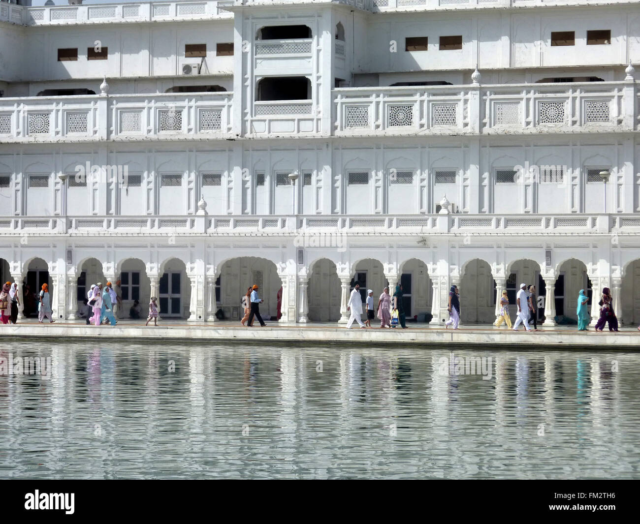 Complexe immobilier, Golden Temple, Amritsar, Punjab, India, autour de l'Amrit Sarovar, le bâtiment blanc avec des installations pour les pèlerins Banque D'Images