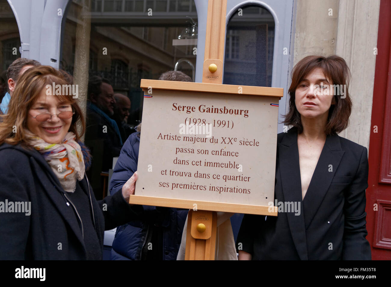 Une plaque commémorative dédiée à Serge Gainsbourg dévoilé rue Chaptal à Paris, France Banque D'Images