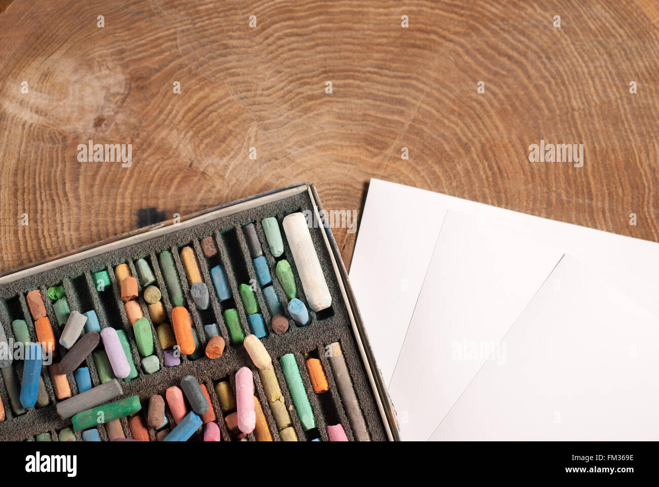 Soft pastels pour les artistes et de papier à dessin sur la table en bois Banque D'Images