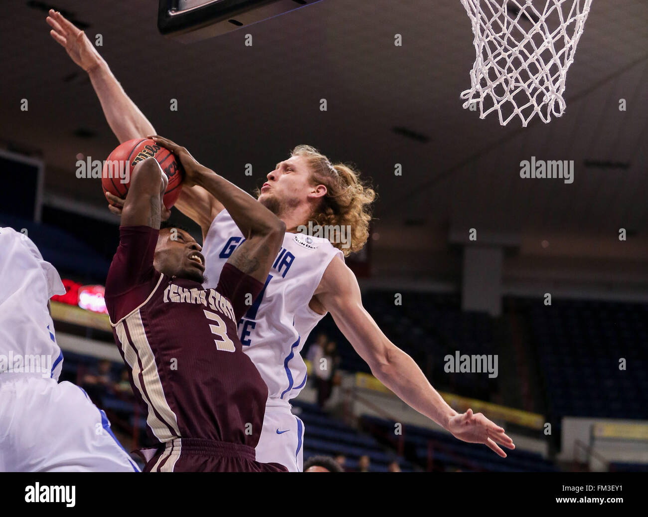 New Orleans, LA, USA. 10 Mar, 2016. Georgia State Panthers avant T.J. Shipes (31 fautes) Maljhum avant Bobcats de l'État du Texas McCrea (3) au cours d'un match de basket-ball de NCAA entre les Bobcats de l'État du Texas et l'état de la Géorgie à l'Panthers UNO Lakefront Arena à New Orleans, LA. Stephen Lew/CSM/Alamy Live News Banque D'Images