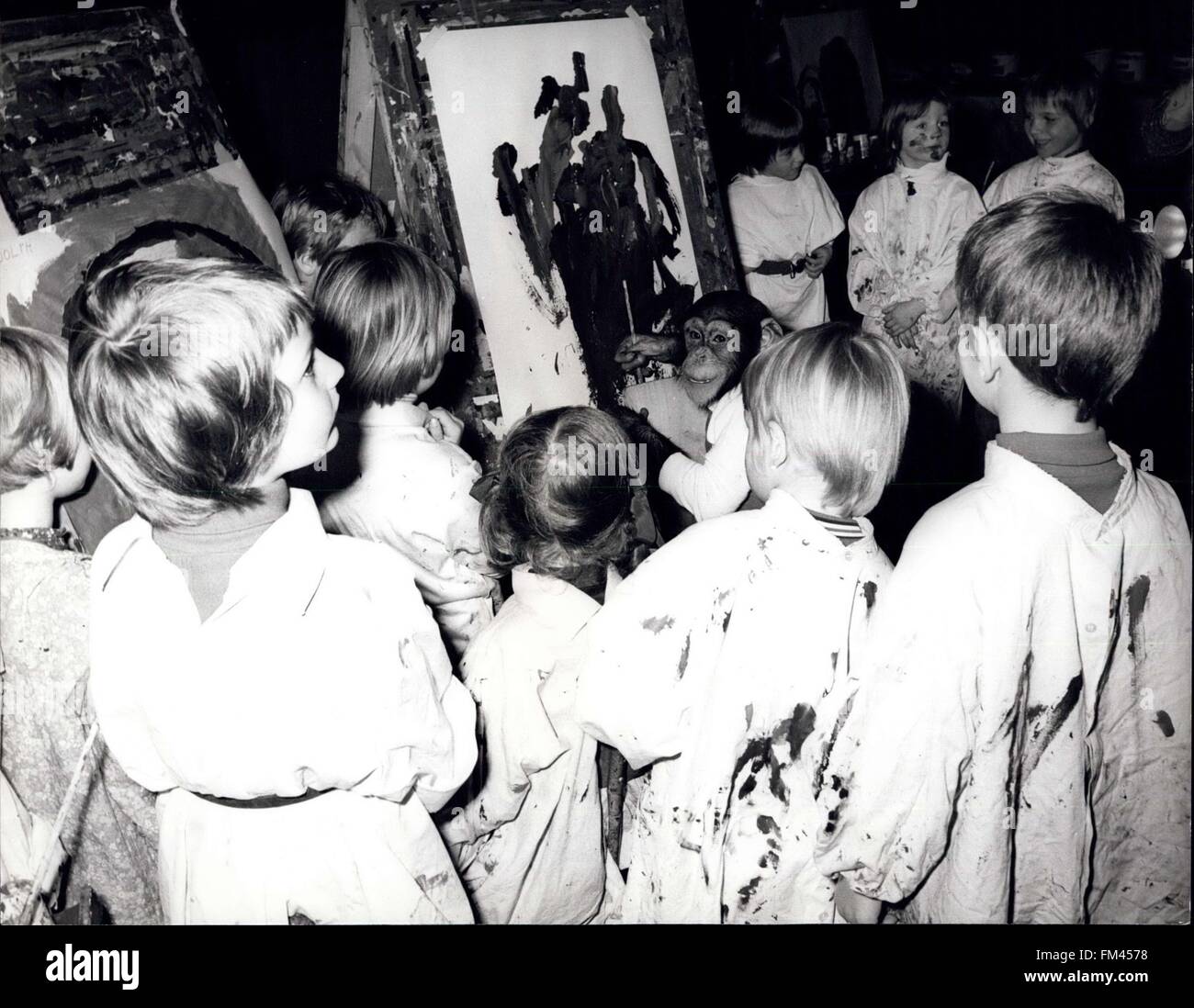 1959 - Jenny avec un pinceau à la main montre certains des enfants les subtilités de l'art abstrait © Keystone Photos USA/ZUMAPRESS.com/Alamy Live News Banque D'Images