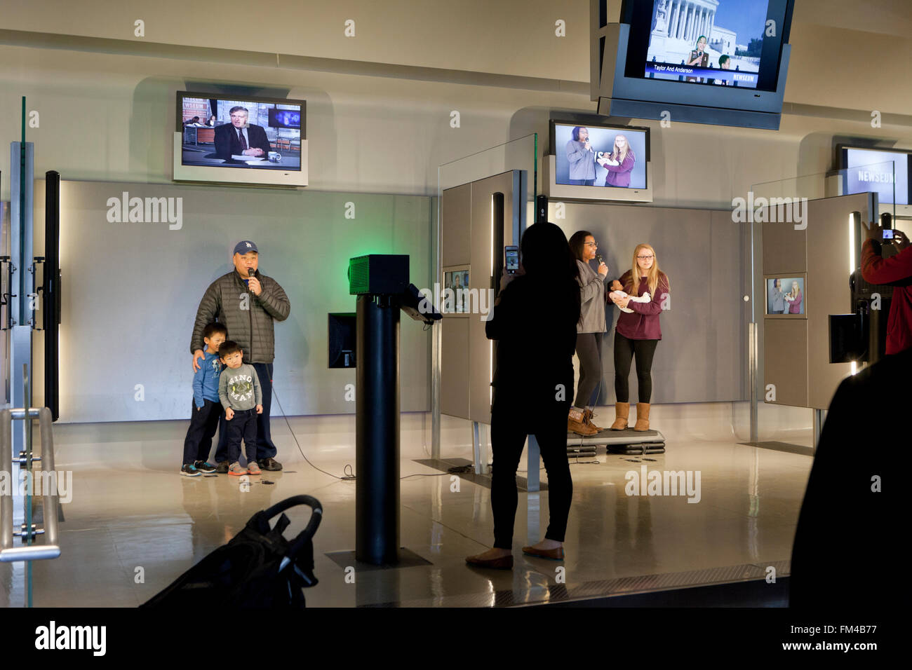 Les visiteurs du Newseum 'être un journaliste de télévision' pièce - Washington, DC USA Banque D'Images