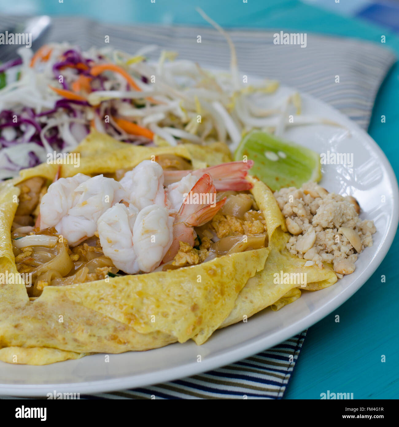 Thai Food Pad Thaï , nouilles sauté de porc aux oeufs. Du travail sur plaque blanche décorées de divers assaisonnements Banque D'Images