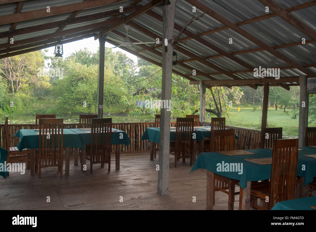 Coin pavilion et étang à Clay Hut Village, Polonnaruwa, Sri Lanka Banque D'Images