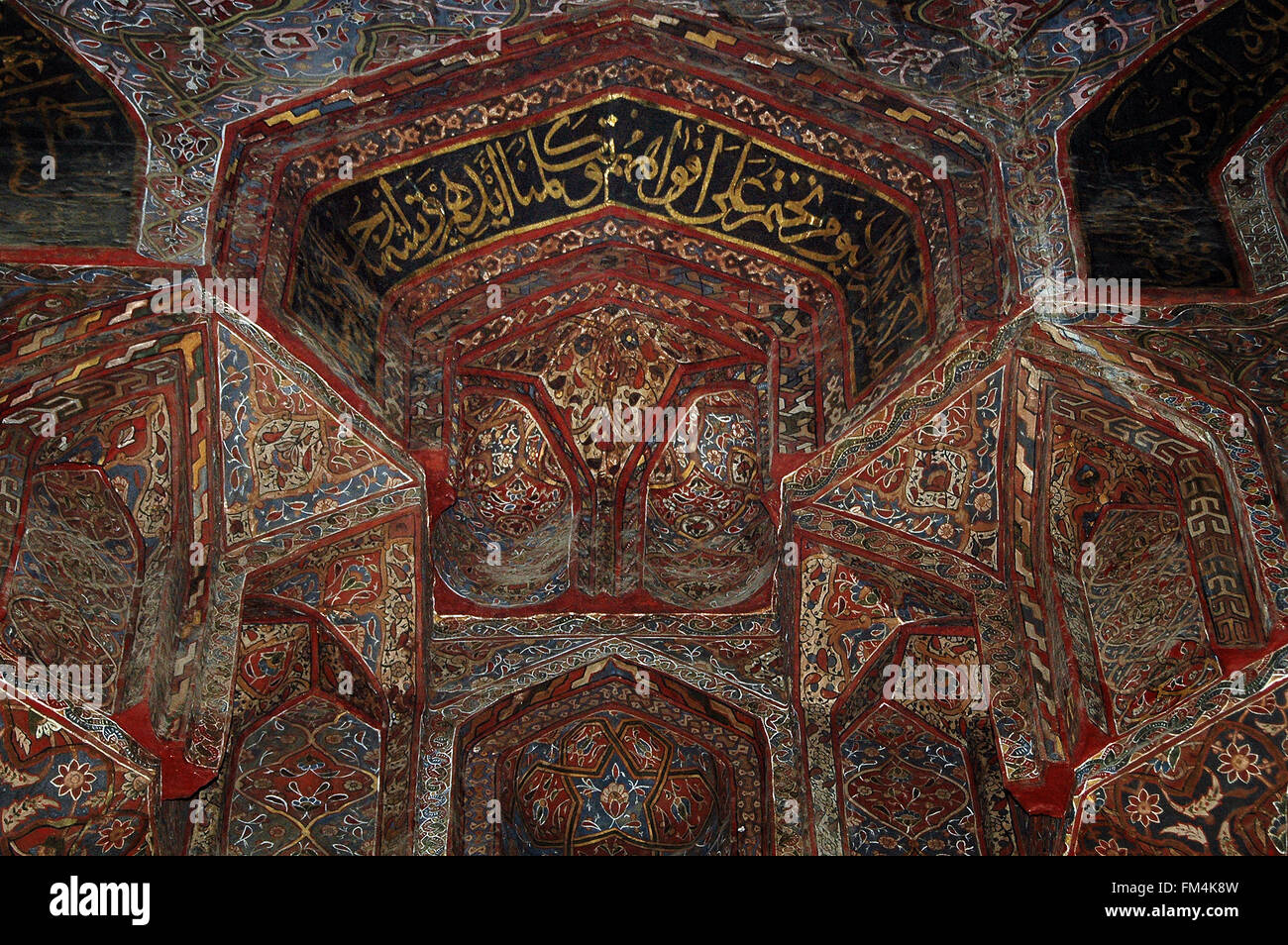 Décoré à l'intérieur de l'Imam al mihrab Shafi'i dans le sud du cimetière, mausolée Vieux Caire. L'Imam al-Shafi'i a été le fondateur de l'un des quatre rites de l'Islam sunnite, et est considéré comme l'un des grands saints musulmans. Banque D'Images