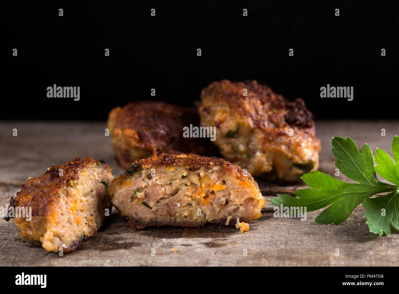 Boulettes de viande roumaine appelé 'chiftele' réalisé avec la viande hachée et le persil Banque D'Images