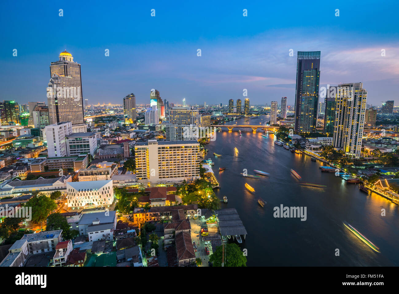 Bangkok city skyline et le Chao Phraya, en Thaïlande Banque D'Images