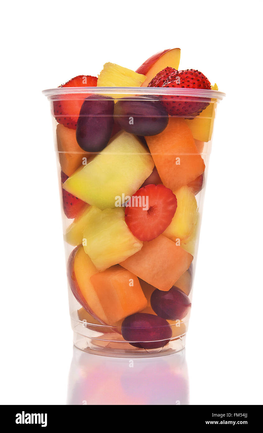Une tasse en plastique de fruits. Isolé sur blanc avec réflexion, de fruits : ananas, fraises, cantaloup, pomme,, H Banque D'Images