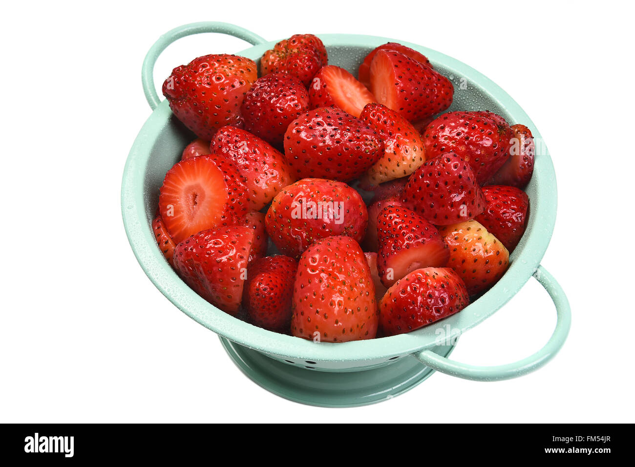 Vue de dessus d'une passoire remplie de fraises, isolé sur blanc. Banque D'Images