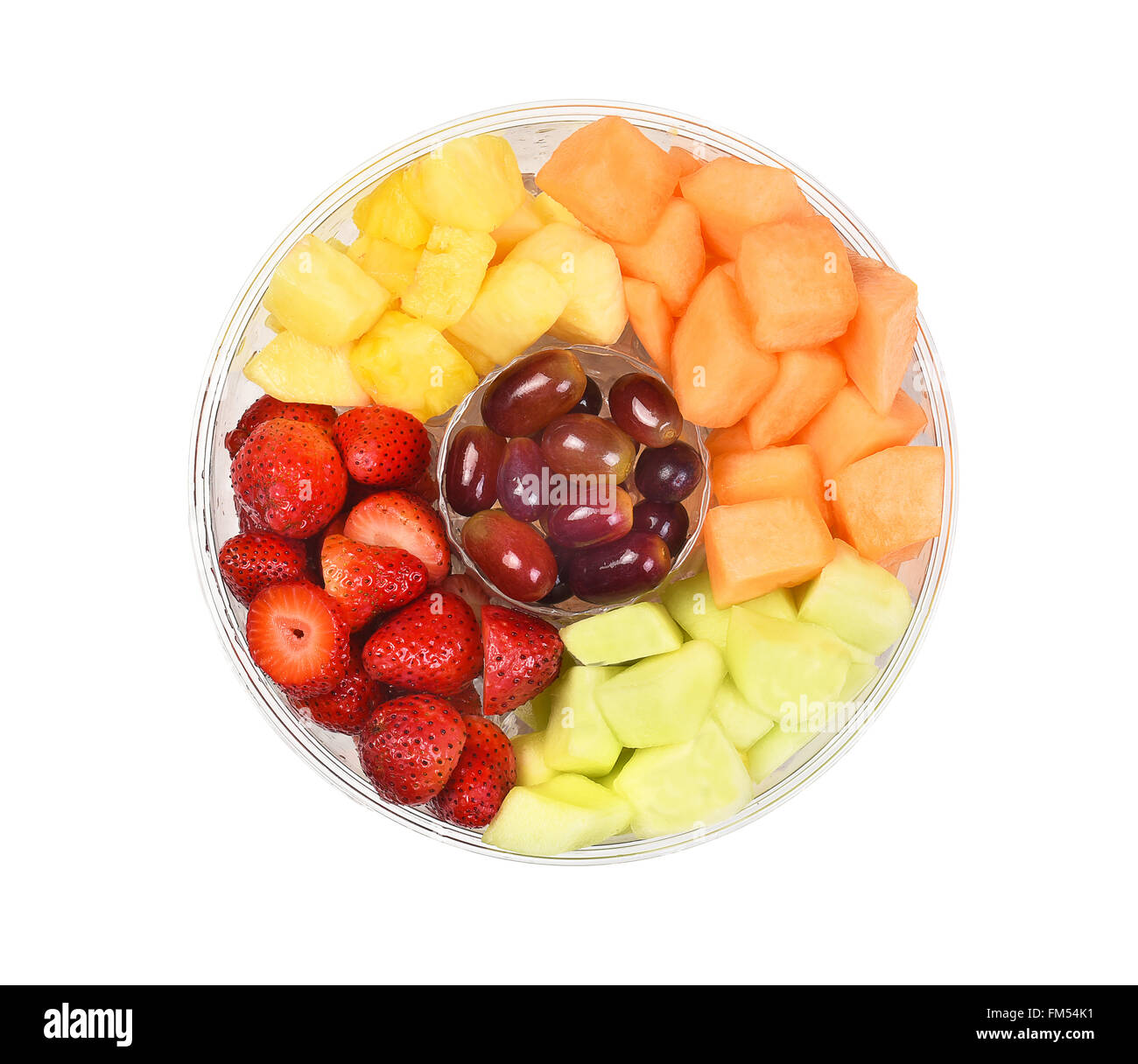 Une cuve en plastique de fruits frais. Isolé sur blanc : fruits, fraise, ananas, pomme, cantaloup, melon de miel et Banque D'Images